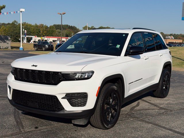 Used 2025 Jeep Grand Cherokee Altitude RWD image 5