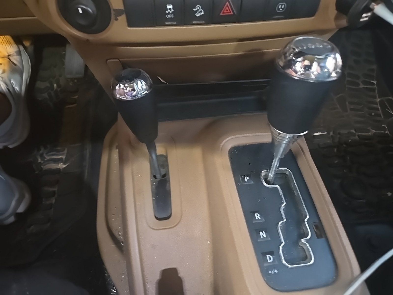 Used 2015 Jeep Wrangler Unlimited Rubicon w/ Connectivity Group AWD/4WD image 14