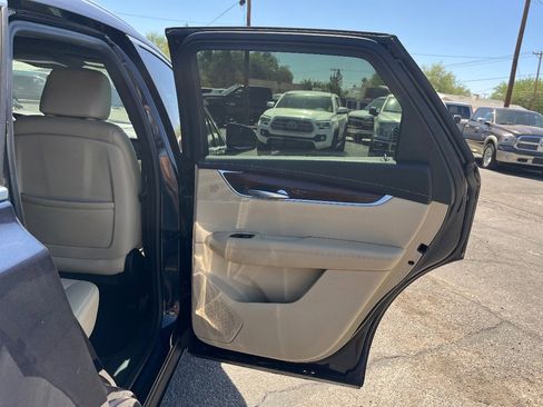 Used 2017 Cadillac XT5 Luxury w/ Driver Awareness Package FWD image 36