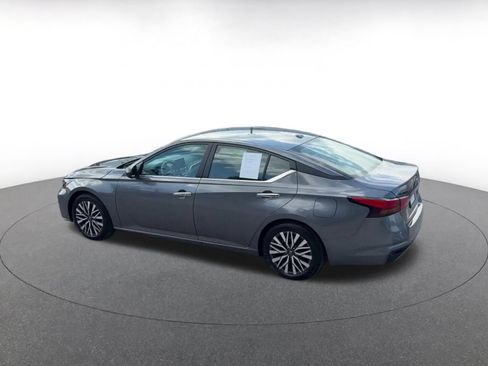 Used 2025 Nissan Altima 2.5 SV FWD image 8