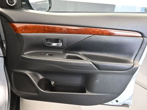 Used 2015 Mitsubishi Outlander SE image 48