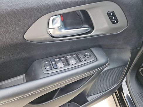 Used 2025 Chrysler Pacifica Select image 15