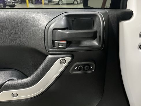 Used 2018 Jeep Wrangler Unlimited Sahara image 18