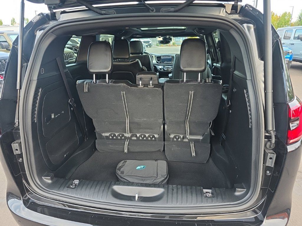 Used 2023 Chrysler Pacifica Limited w/ S Appearance Package FWD image 13