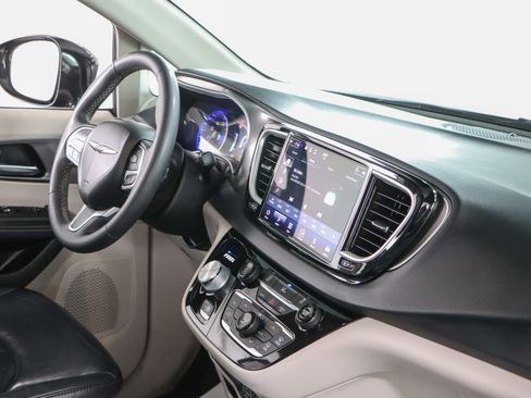 Used 2022 Chrysler Pacifica Touring-L image 26