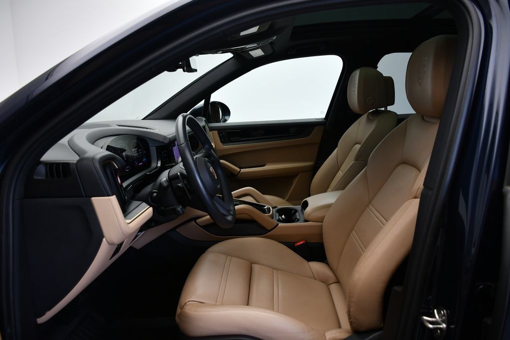 Certified 2025 Porsche Cayenne AWD/4WD image 5