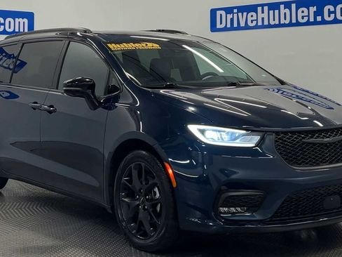 Used 2025 Chrysler Pacifica Limited FWD image 2