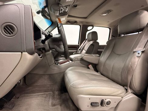 Used 2005 Cadillac Escalade EXT image 15