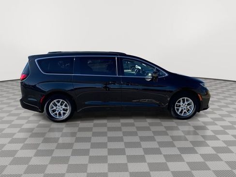 Used 2022 Chrysler Pacifica Touring-L image 9