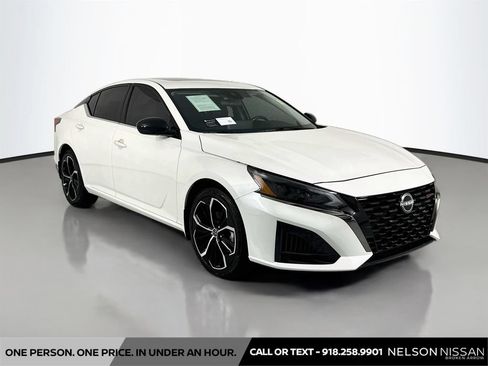 Certified 2024 Nissan Altima 2.5 SR w/ SR Premium Package AWD/4WD image 3