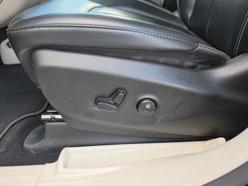 Used 2023 Chrysler Pacifica Touring-L FWD image 16