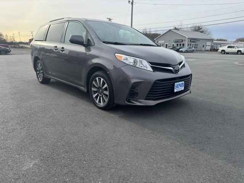 Used 2020 Toyota Sienna LE image 3