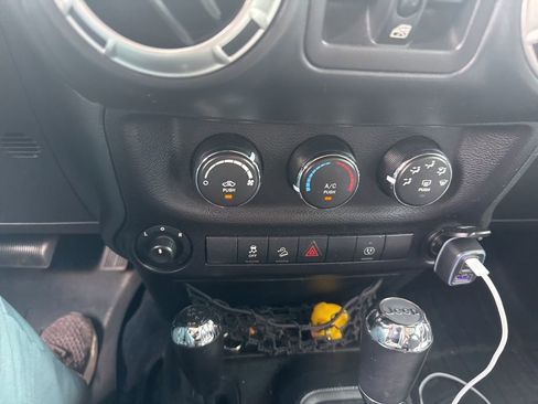 Used 2018 Jeep Wrangler Unlimited Sahara AWD/4WD image 15