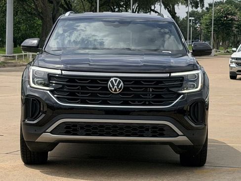 Used 2025 Volkswagen Atlas Cross Sport SE FWD image 3