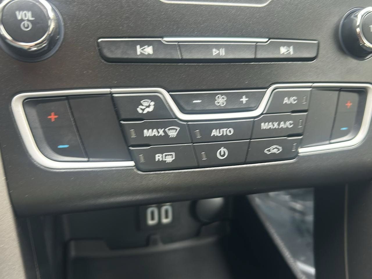 Used 2020 Ford Fusion SE FWD image 21