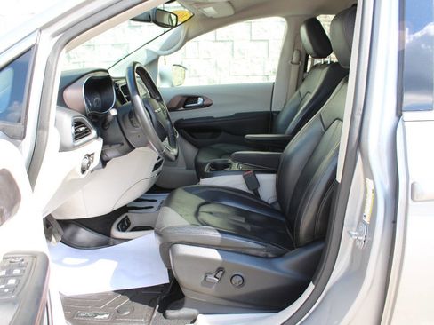 Used 2018 Chrysler Pacifica Touring-L Plus image 10