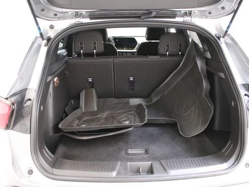 Used 2024 Chevrolet Trax RS w/ Sunroof Package FWD image 29