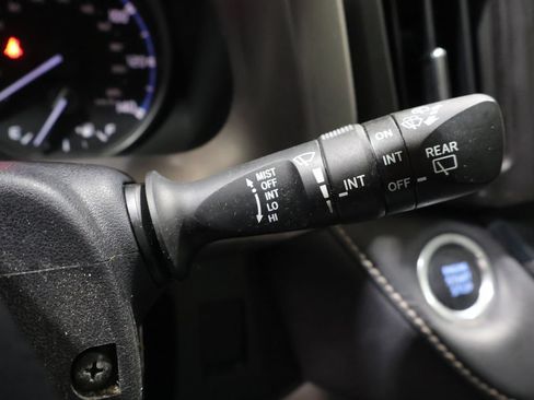 Used 2017 Toyota RAV4 XLE AWD/4WD image 35