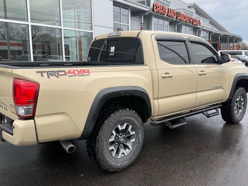 Used 2017 Toyota Tacoma TRD Off-Road w/ Premium & Technology Package image 3