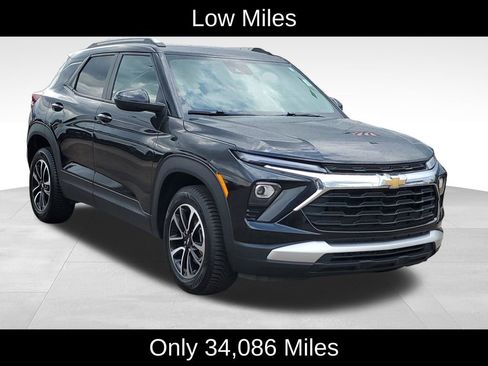 Used 2025 Chevrolet TrailBlazer LT AWD/4WD image 2
