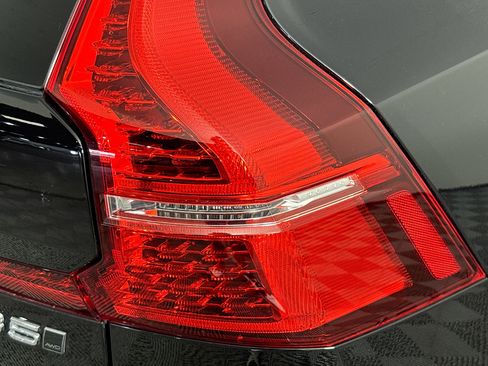 Used 2025 Volvo XC60 B5 Plus image 33
