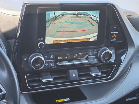 Used 2023 Toyota Highlander XLE FWD image 22