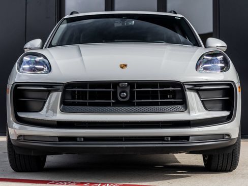 Certified 2025 Porsche Macan AWD/4WD image 8
