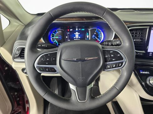 Used 2022 Chrysler Pacifica Limited w/ Uconnect Theater Family Group FWD image 23