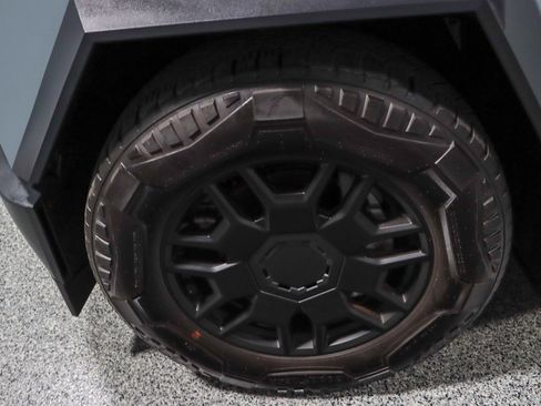 Used 2024 Tesla Cybertruck AWD Crew Cab image 11