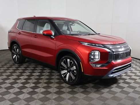 New 2025 Mitsubishi Outlander SE image 2