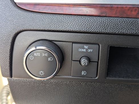 Used 2010 Cadillac Escalade ESV Premium image 34