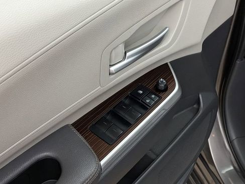 Used 2022 Toyota Sienna XLE w/ XLE Plus Package FWD image 15