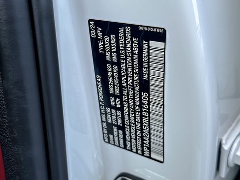 Certified 2024 Porsche Macan image 29