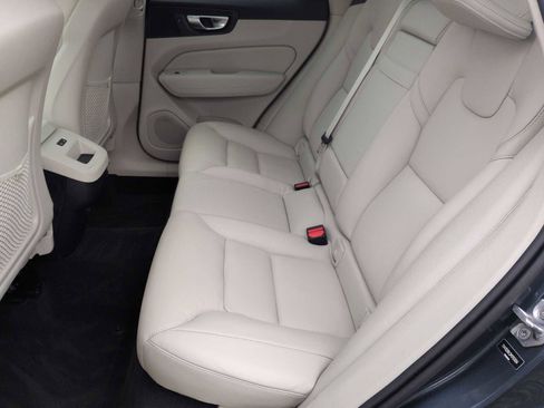 Used 2021 Volvo XC60 T5 Momentum w/ Advanced Package image 21