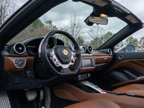 Used 2017 Ferrari California T RWD image 31