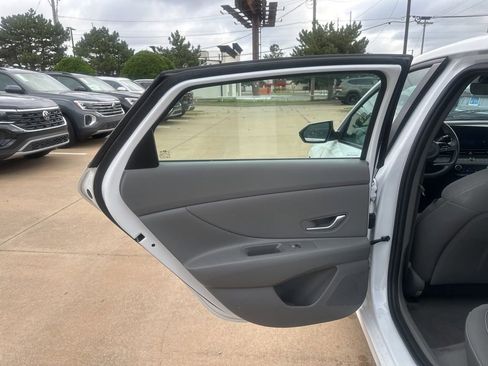 Used 2025 Hyundai Elantra SEL FWD image 12