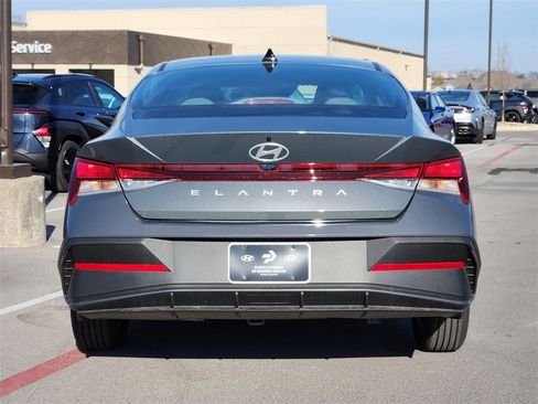 New 2025 Hyundai Elantra SE image 6