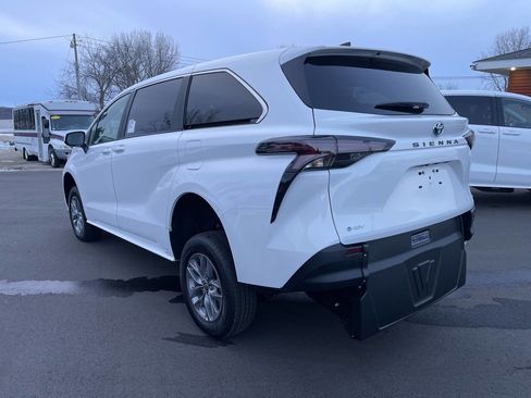 Used 2025 Toyota Sienna LE image 11