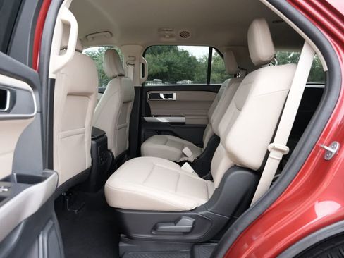 Used 2024 Ford Explorer XLT w/ Equipment Group 202A RWD image 17