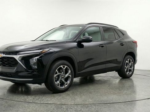 Used 2025 Chevrolet Trax LT FWD image 3