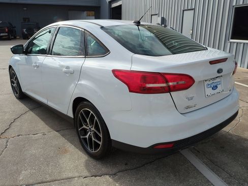 Used 2018 Ford Focus SE w/ SE Appearance Package image 6