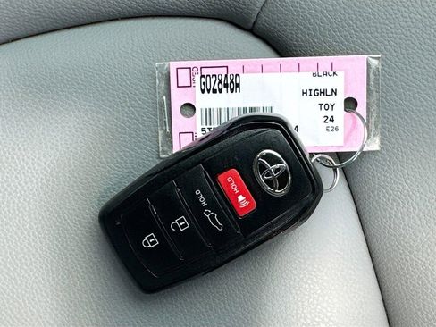 Used 2024 Toyota Highlander XLE AWD/4WD image 40
