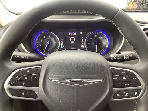 Used 2023 Chrysler Pacifica Touring-L image 16