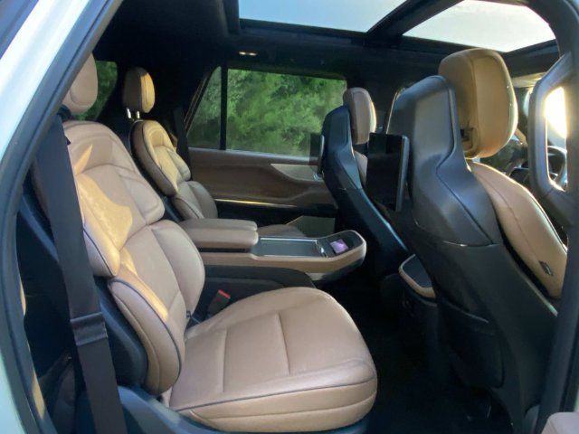 Certified 2025 Lincoln Navigator Black Label AWD/4WD image 33