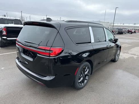 New 2026 Chrysler Pacifica Select image 18