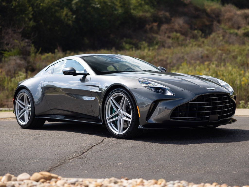 Used 2025 Aston Martin V8 Vantage Coupe RWD image 9