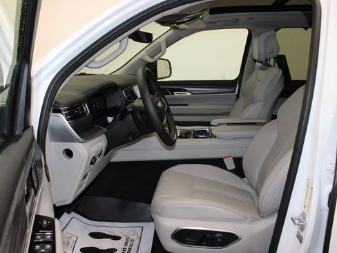 Used 2024 Jeep Wagoneer L Series III w/ Premium Group I AWD/4WD image 3
