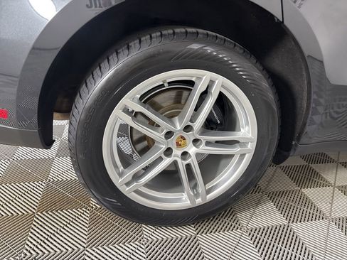 Used 2022 Porsche Macan w/ Premium Package Plus image 33