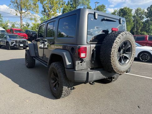Used 2017 Jeep Wrangler Unlimited Rubicon w/ Connectivity Group AWD/4WD image 4