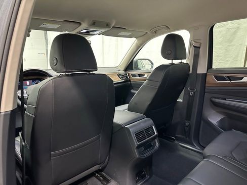 Used 2025 Volkswagen Atlas SE image 50